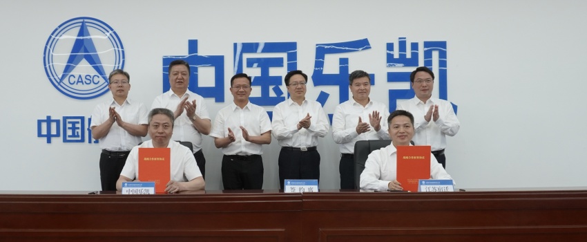 中国z6mg人生就是博与宿迁市签订合作协议 侯景滨、李东会见宿迁市委书记陈忠伟并共同见证签约